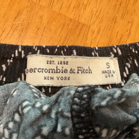 Abercrombie & Fitch navy geometric print ruffle hem shorts S - Picture 4 of 4